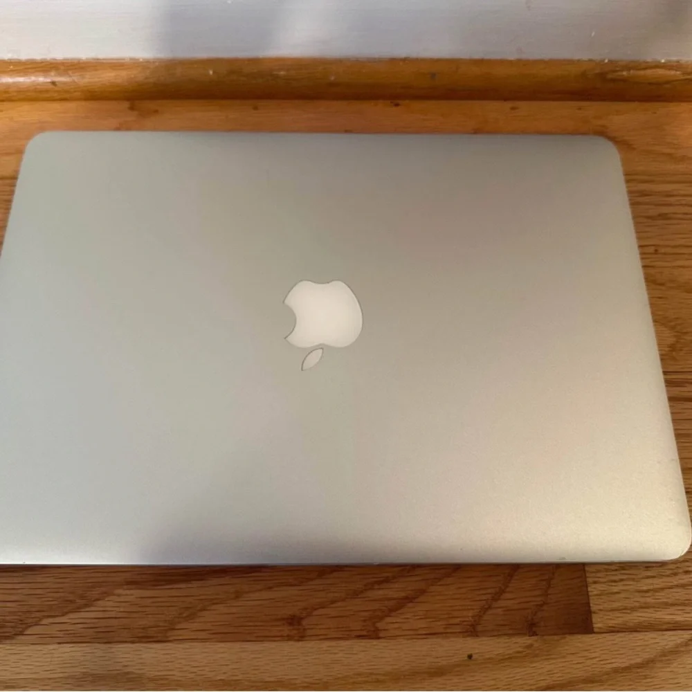 Apple MacBook Pro Silver Sleek Design with Chiclet Keyboard